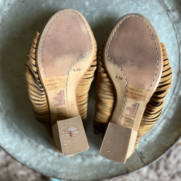 Tan braided slides with 4 inch block heel. Only worn once. Size 9.5 - Picture 4 of 4